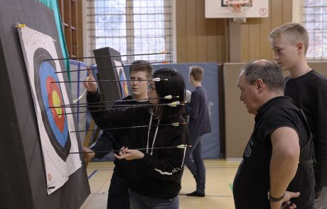 Treffer auf der Zielscheibe werden begutachtet